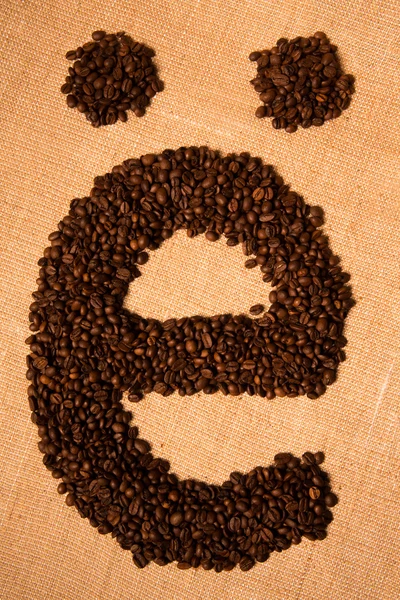 E, alfabeto de grãos de café no fundo branco . — Fotografia de Stock