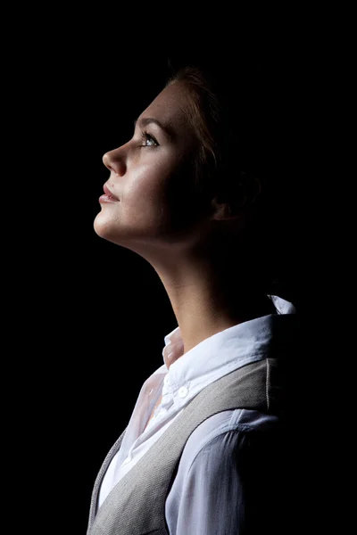 Девушка на изолированном черном фоне, профиль — стоковое фото