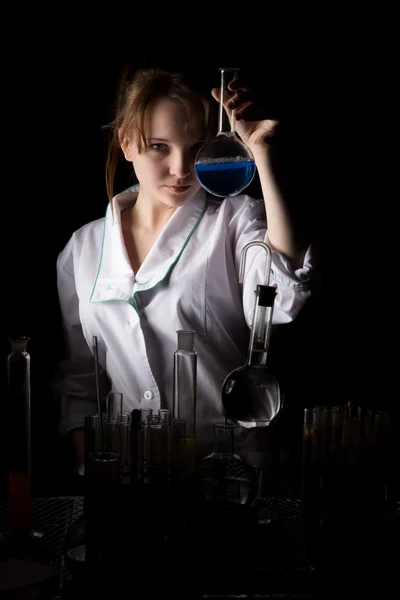 Vědec žena držící baňky — Stock fotografie