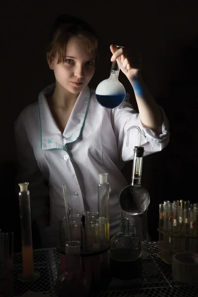 Kvinna forskare håller en kolv — Stockfoto