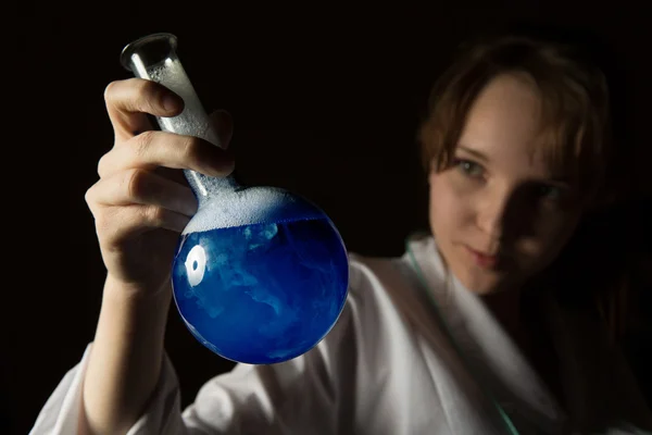 Mujer científica sosteniendo un frasco — Foto de Stock