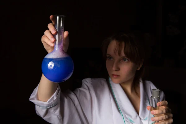 Mulher cientista segurando um frasco — Fotografia de Stock