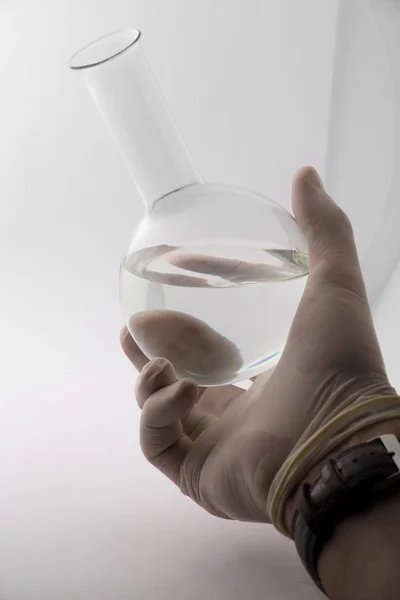 Tigela transparente na mão — Fotografia de Stock