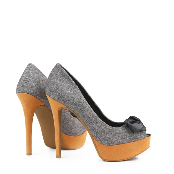 Beyaz arka planda şık kadın ayakkabıları