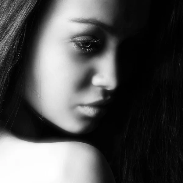siyah beyaz portre genç güzel kadın