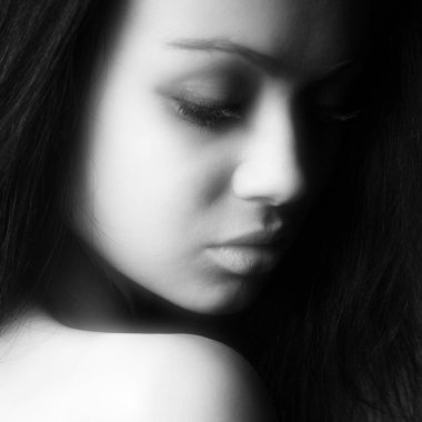 siyah beyaz portre genç güzel kadın