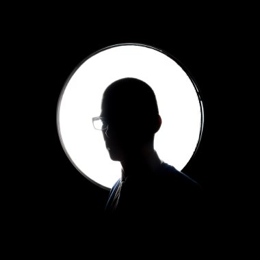 Bir adamın siyah beyaz portresi