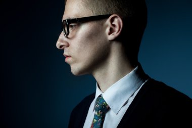 düşünme genç adam profil portresi