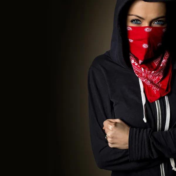 Menina escondida atrás de uma bandana vermelha — Fotografia de Stock