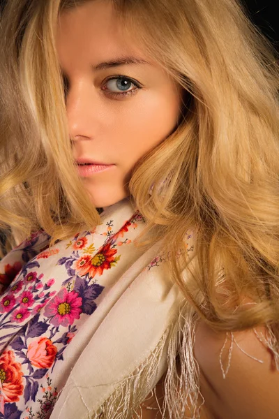 Portrét blondýnu v ruské šátek — Stock fotografie