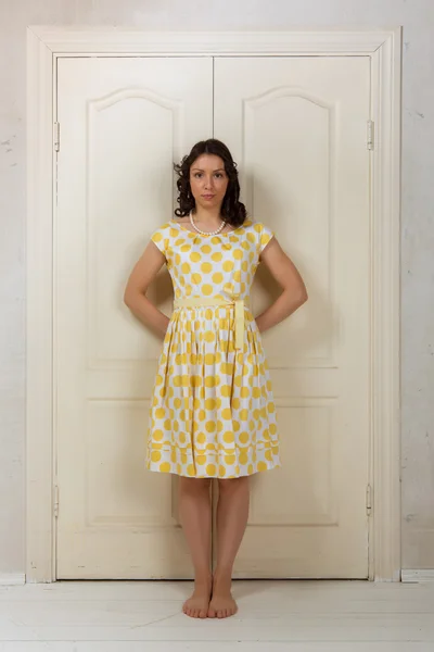 kadın kapıyı kapatır