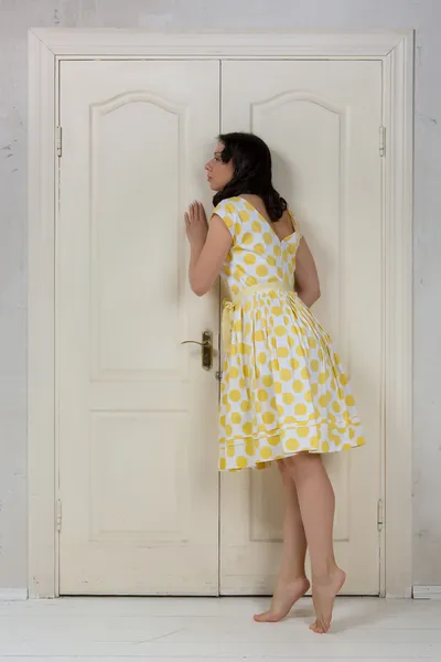 kız kapıya kulak misafiri.