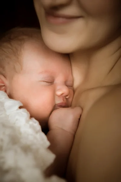 Portret baby slapen in de handen van moeder — Stockfoto