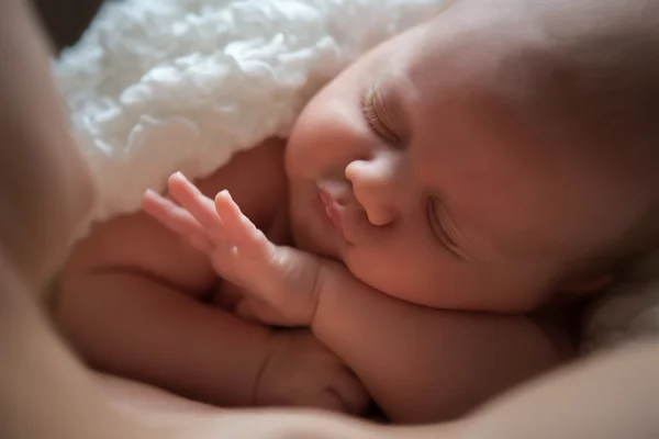 Närbild porträtt av en vacker sovande baby — Stockfoto