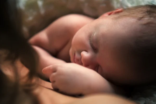 Sevimli bebek karnının üstünde uyuyor. — Stok fotoğraf