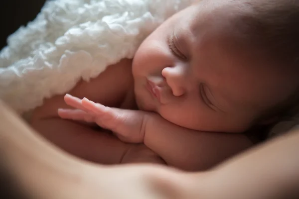 Close-up portræt af en smuk sovende baby - Stock-foto