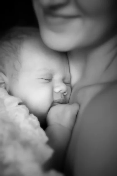 portre bebek anne elinde uyku