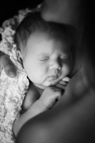 Mãe segurando um bebê dormir — Fotografia de Stock