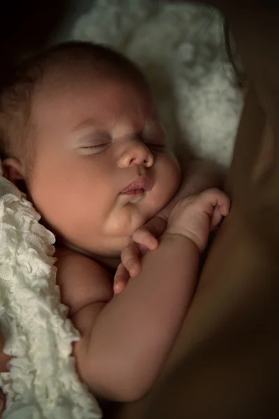 Anne bebek uyku holding — Stok fotoğraf