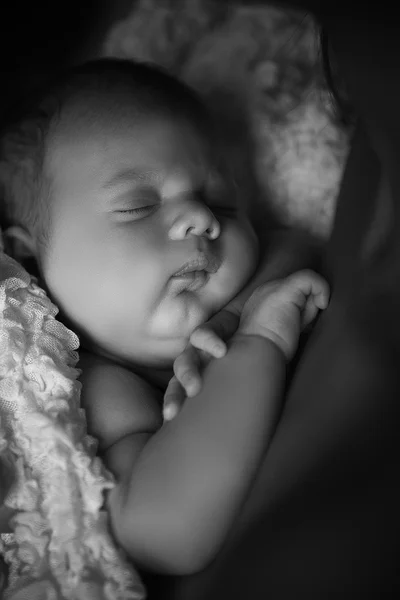 Mère tenant un bébé dormir — Photo