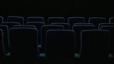 boş bir sinema salonunda