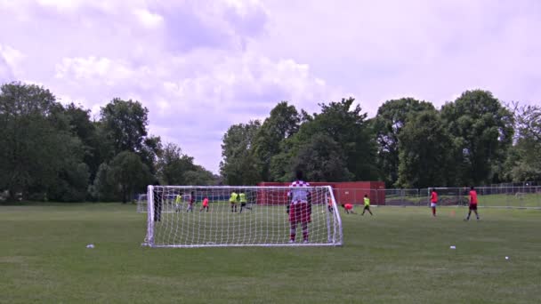 Chicos jugando fútbol — Vídeo de stock