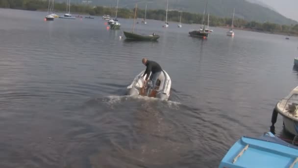 Barco a motor alejándose — Vídeo de stock