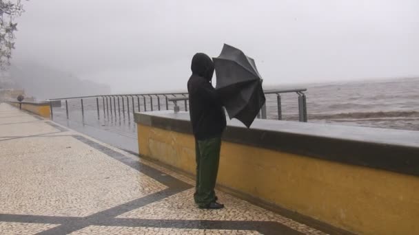 Человек, стоящий в буре — стоковое видео