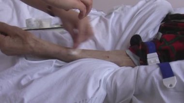 intravenöz enjeksiyon için hazırlanıyor