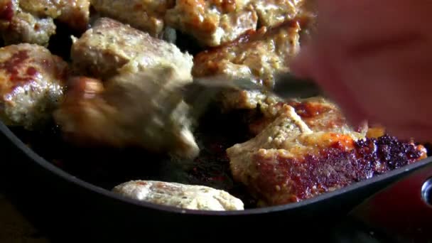 Сковородка - мясо для жарки — стоковое видео