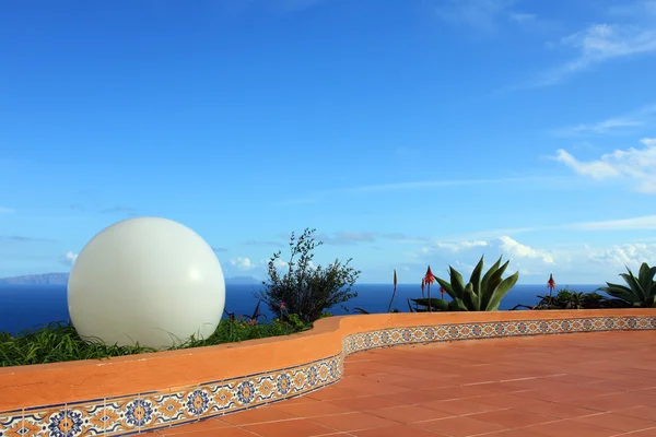 Великий білий м'яч і блакитне небо і морські пейзажі фону — стокове фото