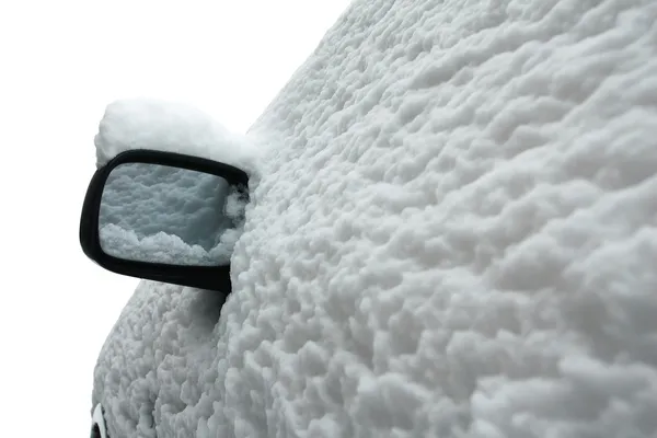 Snötäckt bil på vintern — Stockfoto