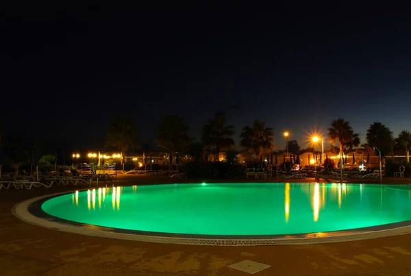 Piscină iluminată pe timp de noapte — Fotografie, imagine de stoc