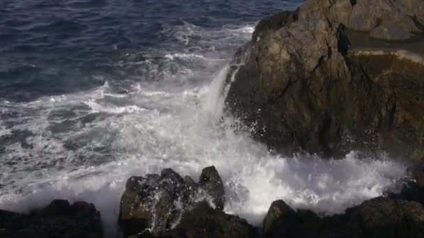 Волна бьет по камням — стоковое видео