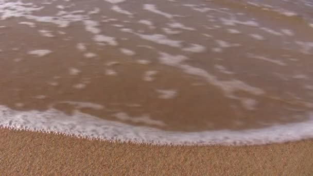 vague de mer essuie plage de sable plat 