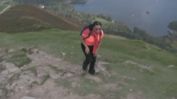 Счастливая женщина на вершине горы — стоковое видео