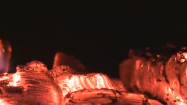 Zoom avant braises rouges dans la cheminée 