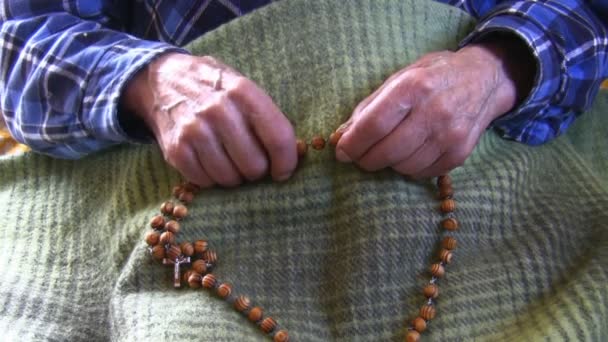 Le mani tremolanti del vecchio che tiene il rosario — Video Stock