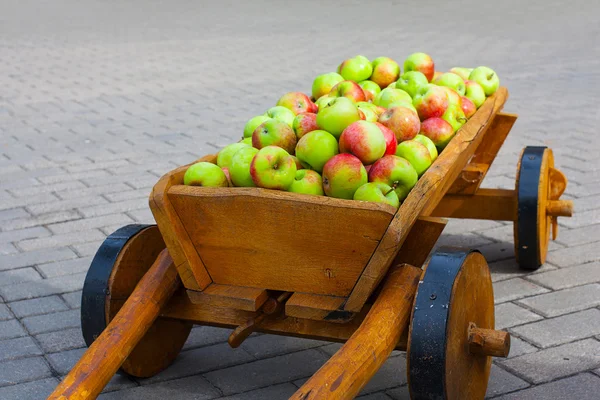 Chariot vintage plein de pommes — Photo