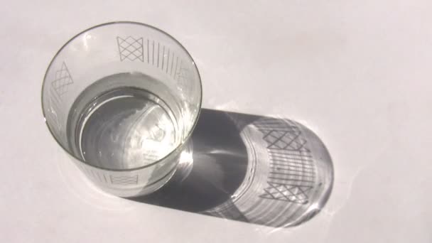 Glas water geïsoleerd — Stockvideo
