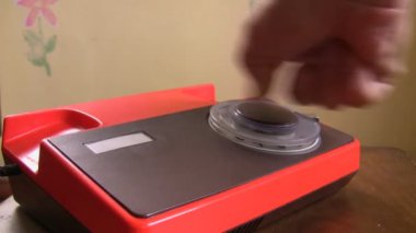 kadın el eski, turuncu ve kahverengi bir telefon arama