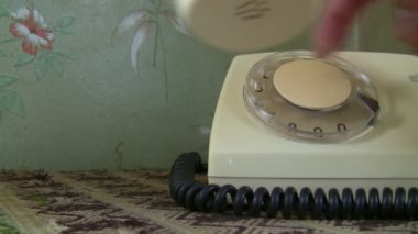 kadın el eski bir beyaz telefon çevirme
