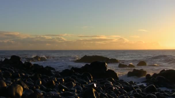 石のビーチで夜明け — ストック動画