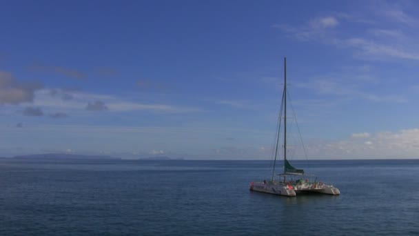 Segelboot vor Anker im Meer — Stockvideo