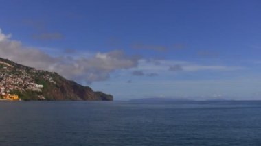 Sahil şehir manzaralı denize