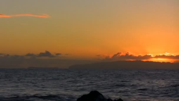 Рассвет на берегу моря — стоковое видео