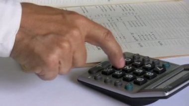 hesap makinesini kullanarak iş adamı