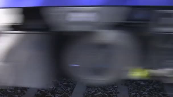 Primer plano de ruedas de tren en movimiento borrosas — Vídeo de stock