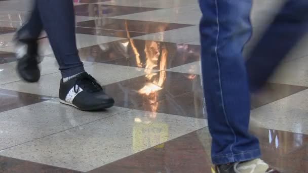 Отражения ног на блестящем полу — стоковое видео