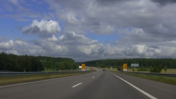 Condução em uma estrada — Vídeo de Stock